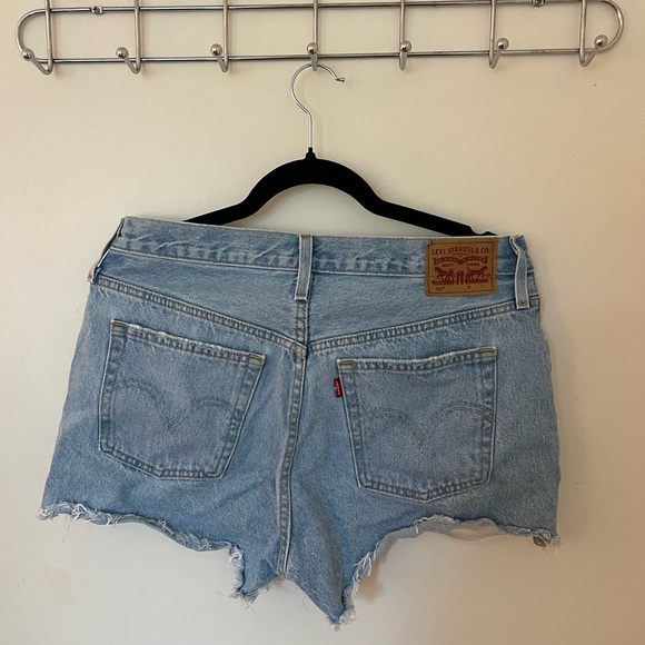 Levi Shorts - Picture 2 of 3